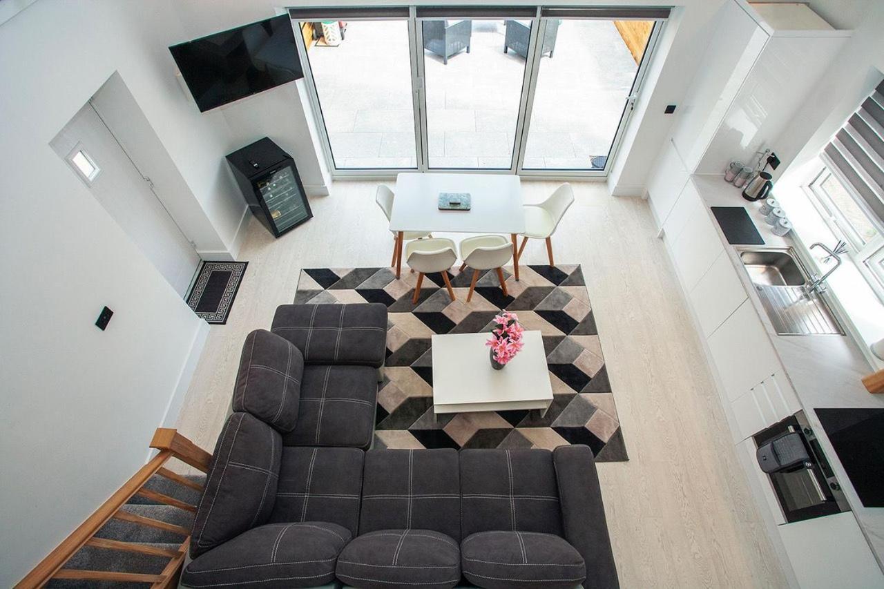 Luxurious Oasis Relax 32c Pool, Jacuzzi Games Bar Holiday home *