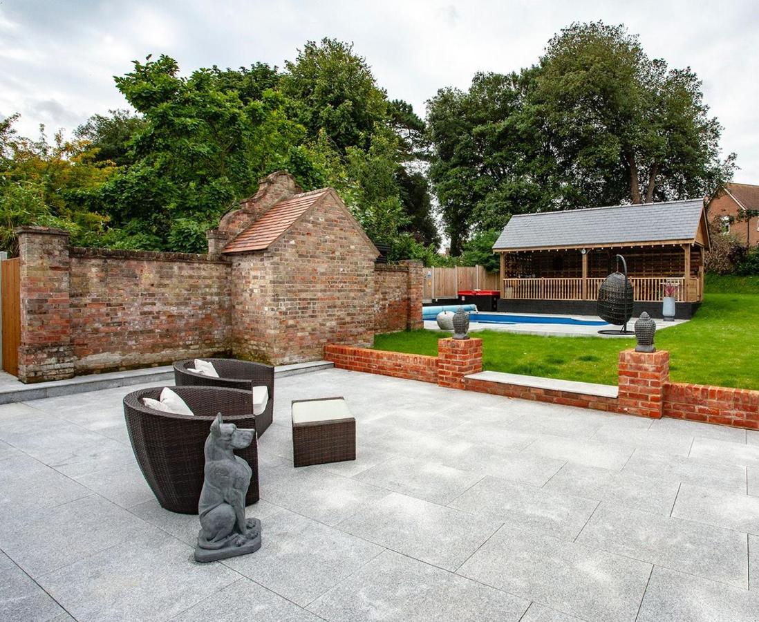 Luxurious Oasis Relax 32c Pool, Jacuzzi Games Bar Holiday home *