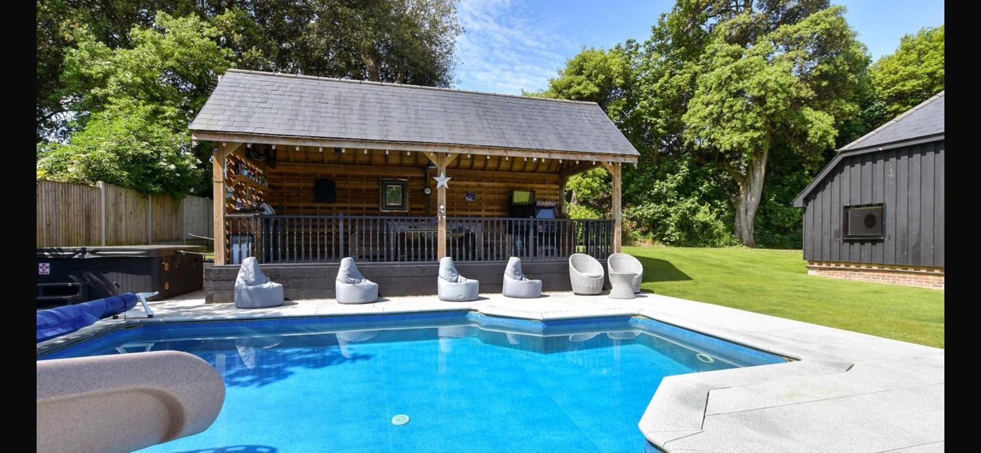 Holiday home Luxurious Oasis Relax 32c Pool, Jacuzzi Games Bar