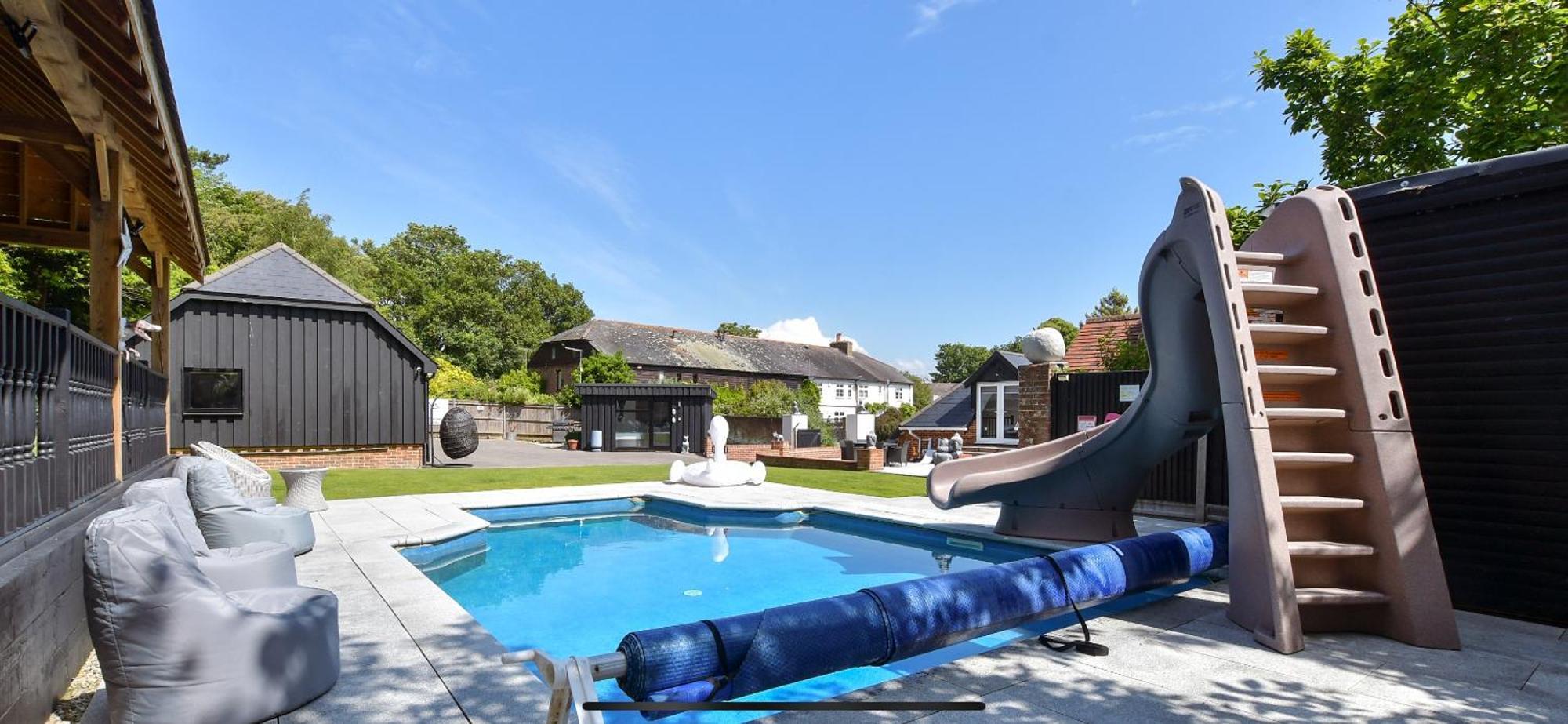 Holiday home Luxurious Oasis Relax 32c Pool, Jacuzzi Games Bar *